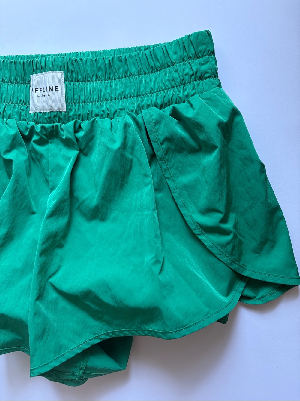 OFFLINE by Aerie The Hugger shorts in a kelly green. Size: Large - Picture 4 of 10